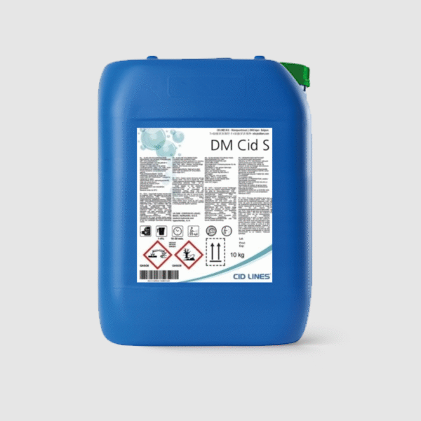 DM Cid-S to silnie zasadowy środek czyszczący, który tworzy aktywną pianę skutecznie usuwającą zanieczyszczenia pochodzenia hodowlanego i produkcyjnego. Przeznaczony do mycia powierzchni w ubojniach i budynkach inwentarskich. Działa antybakteryjnie już przy niskim stężeniu (1–3%). Idealny do stosowania w urządzeniach spieniających.
