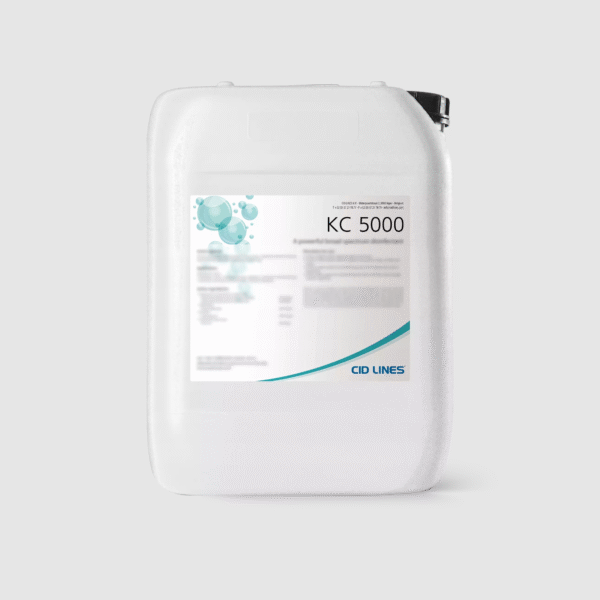 KC 5000 to skoncentrowany preparat w postaci płynnej, przeznaczony do dezynfekcji pomieszczeń, sprzętu oraz środków transportu w hodowli zwierząt. Działa sporobójczo wobec pasożytów wywołujących kokcydiozę.